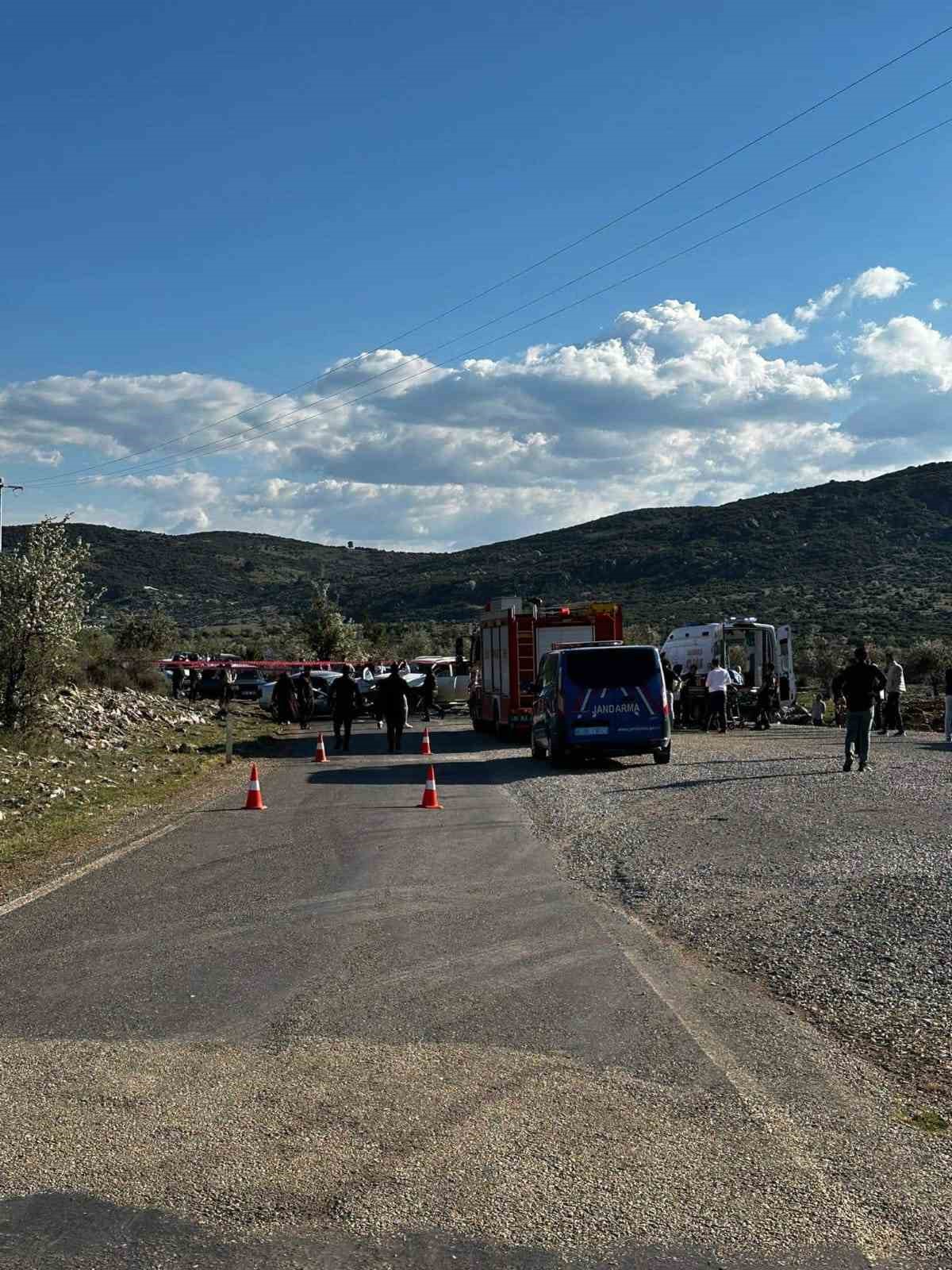 İki aracın &ccedil;arpıştığı kazada karı koca &ouml;ld&uuml;, kızları ağır yaralı 