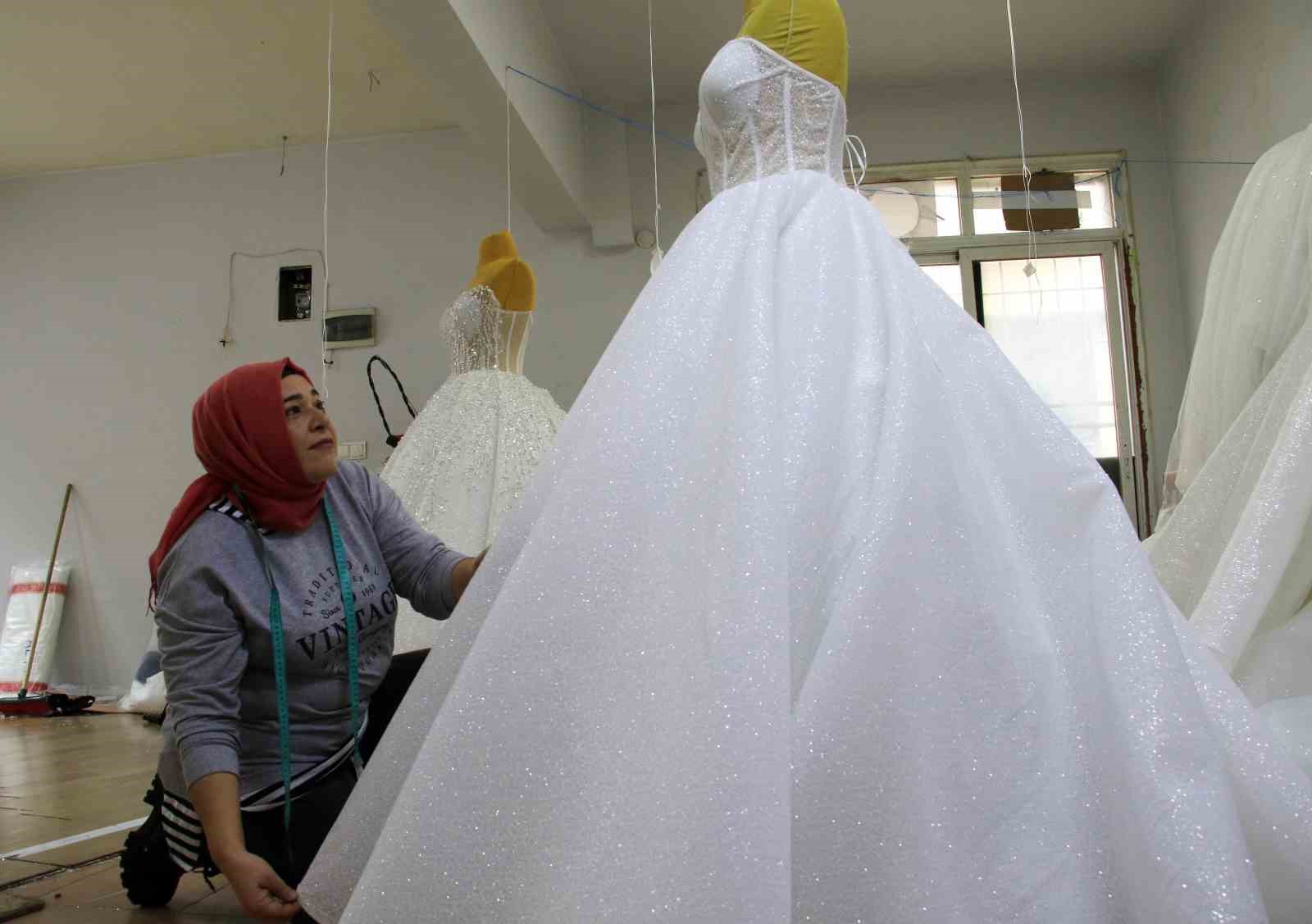 Yeni sezonda gelinlik fiyatları 15 bin TL’den başlıyor