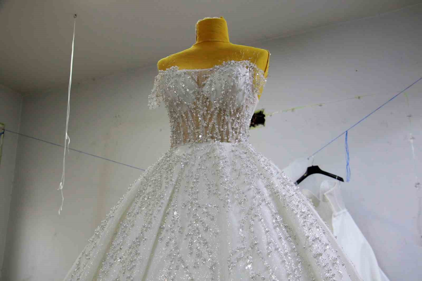 Yeni sezonda gelinlik fiyatları 15 bin TL&rsquo;den başlıyor
