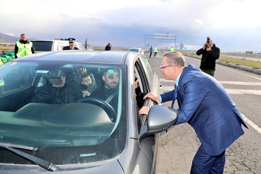 Kars’ta trafik uygulamaları sürüyor