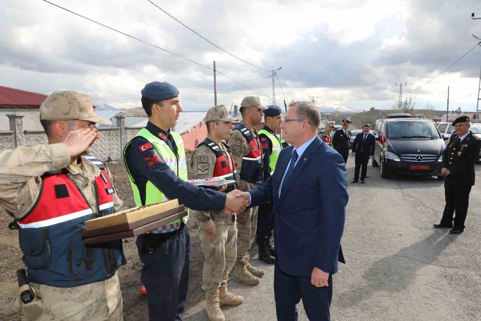 Kars&rsquo;ta trafik uygulamaları s&uuml;r&uuml;yor
