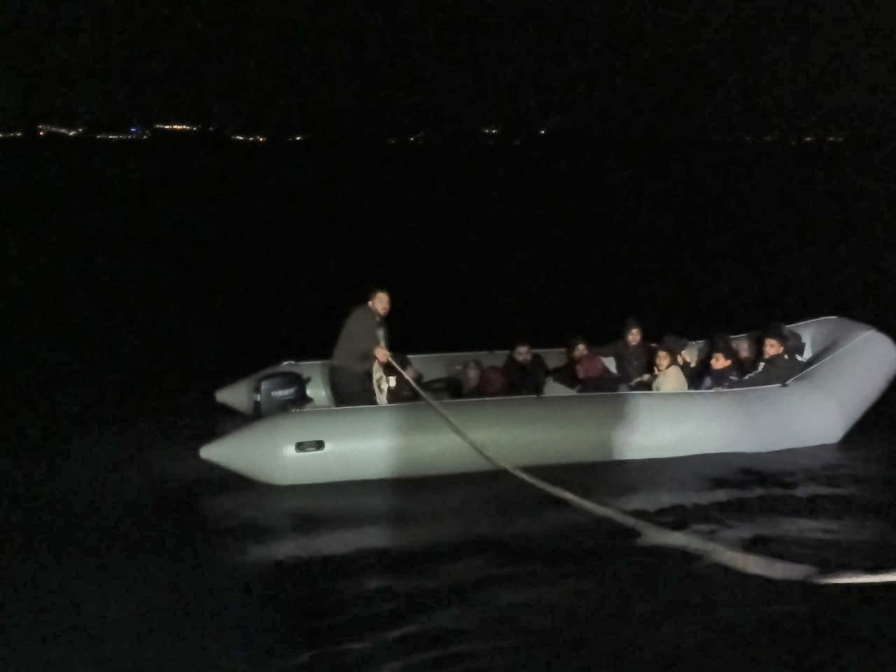 Ayvalık’ta 11 düzensiz göçmen ve 6 çocuk kurtarıldı

