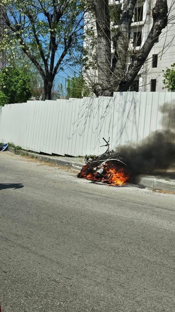 Seyir halindeki motosiklet alev alev yandı, ilk müdahale trafik polisinden
