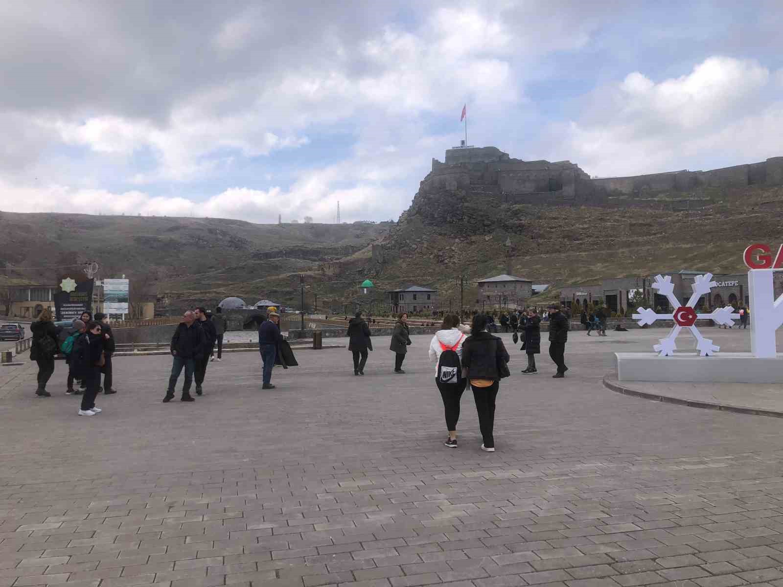 Kars&rsquo;ta bayramda turist yoğunluğu
