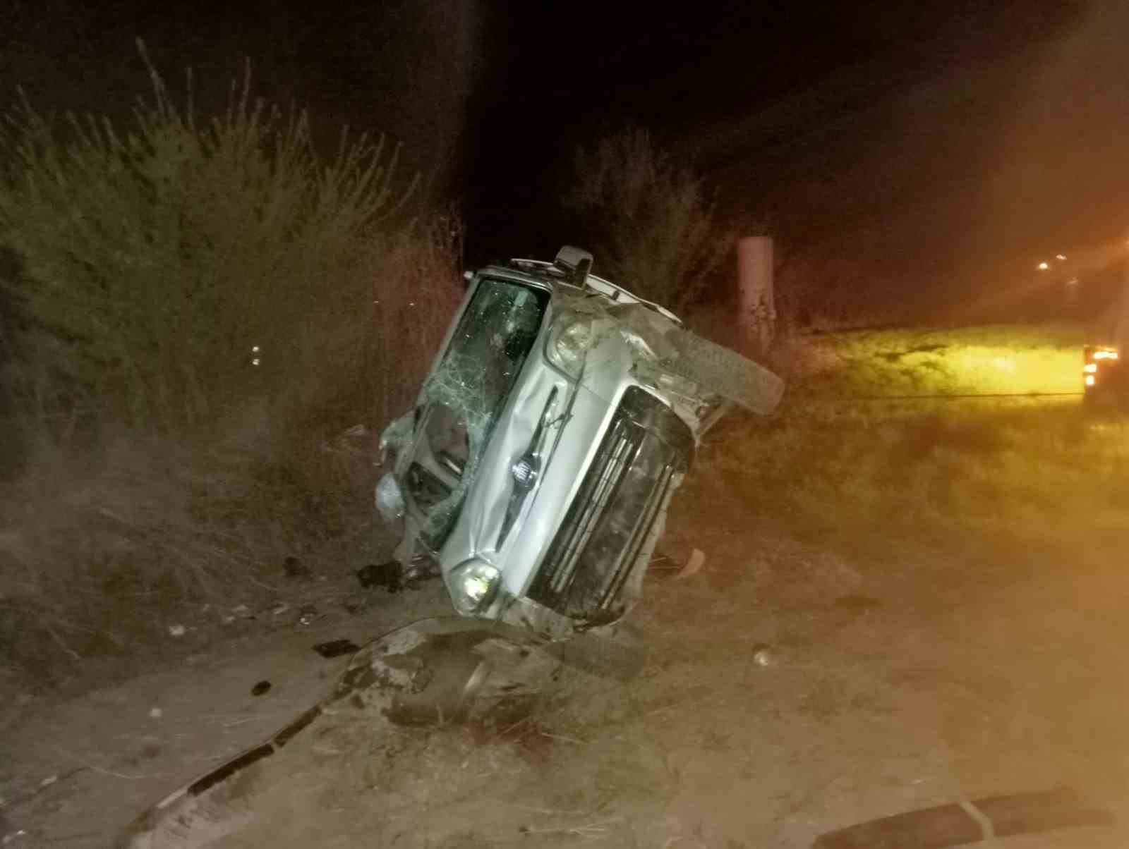 Burdur&rsquo;da kontrolden &ccedil;ıkan ticari ara&ccedil; şarampole devrildi, 1&rsquo;i ağır 4 yaralı
