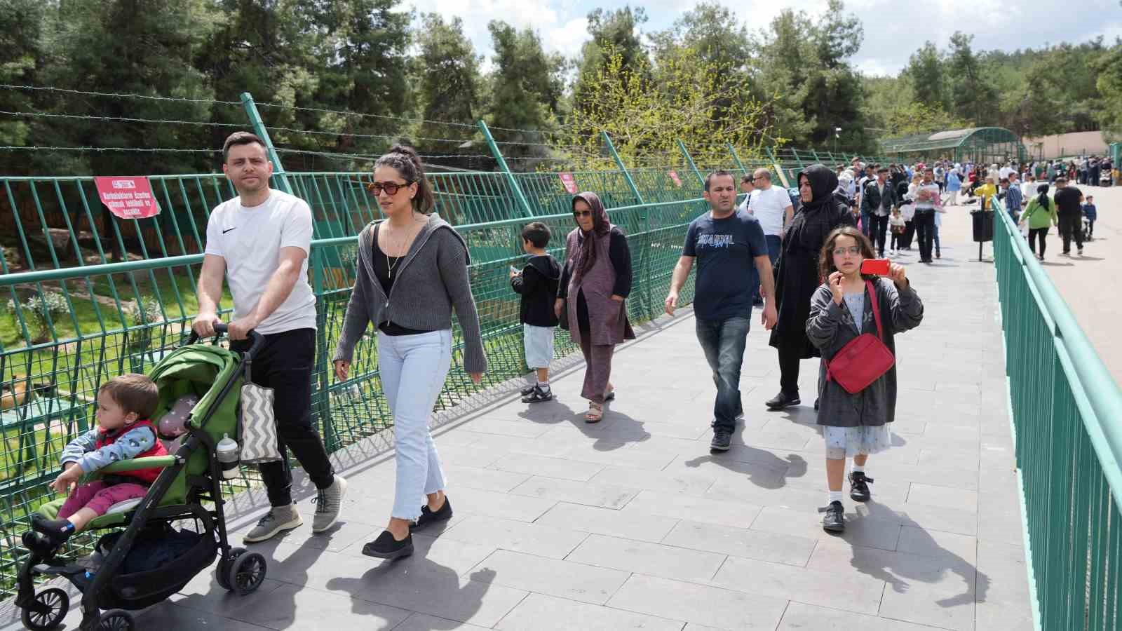 Vatandalar bayramda Gaziantep Hayvanat Bahesine akn etti
