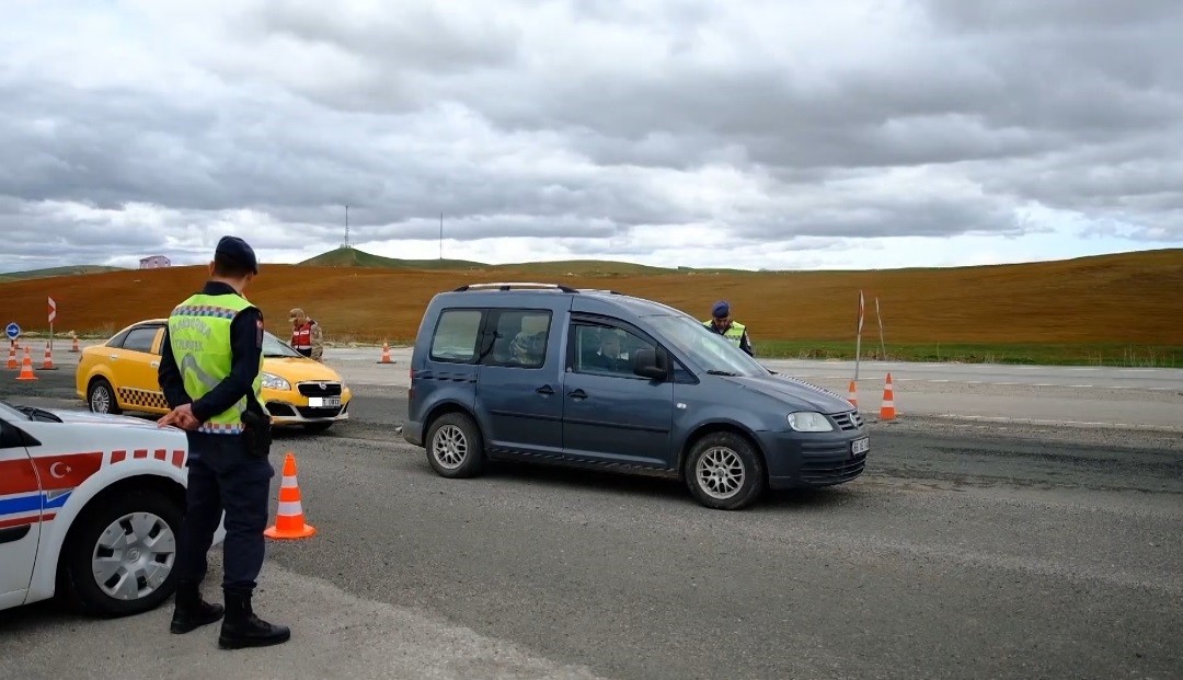 Erzincan&rsquo;da trafik ekiplerinden dronlu denetim

