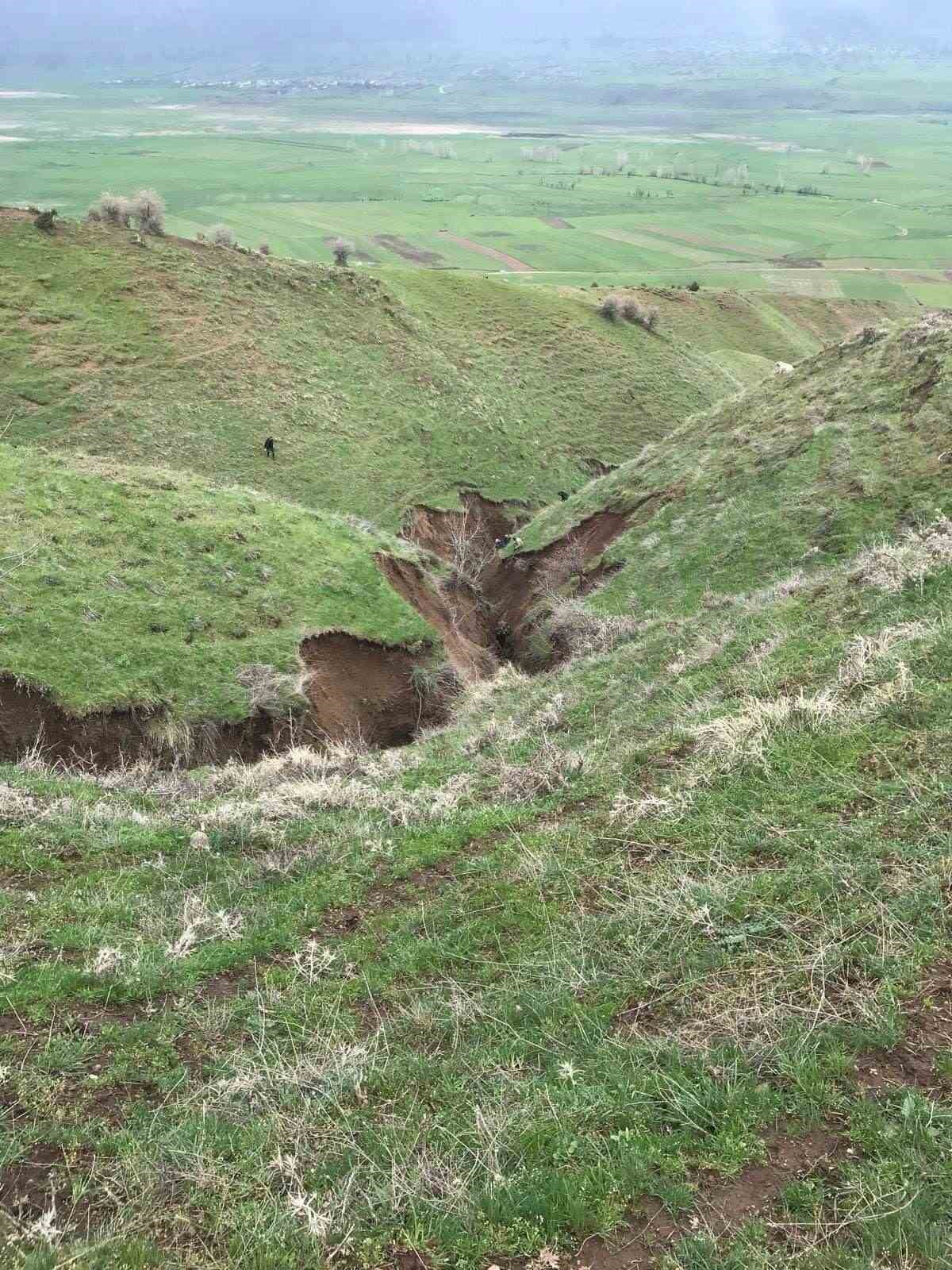 G&uuml;roymak&rsquo;ta toprak kayması: Hayvanlar vadiye d&uuml;şt&uuml;
