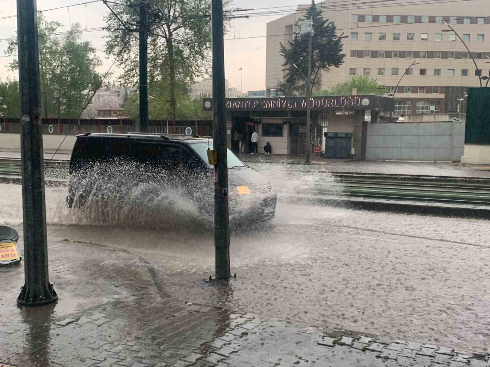 Aniden bastıran sağanak yağış sürücülere zor anlar yaşattı
