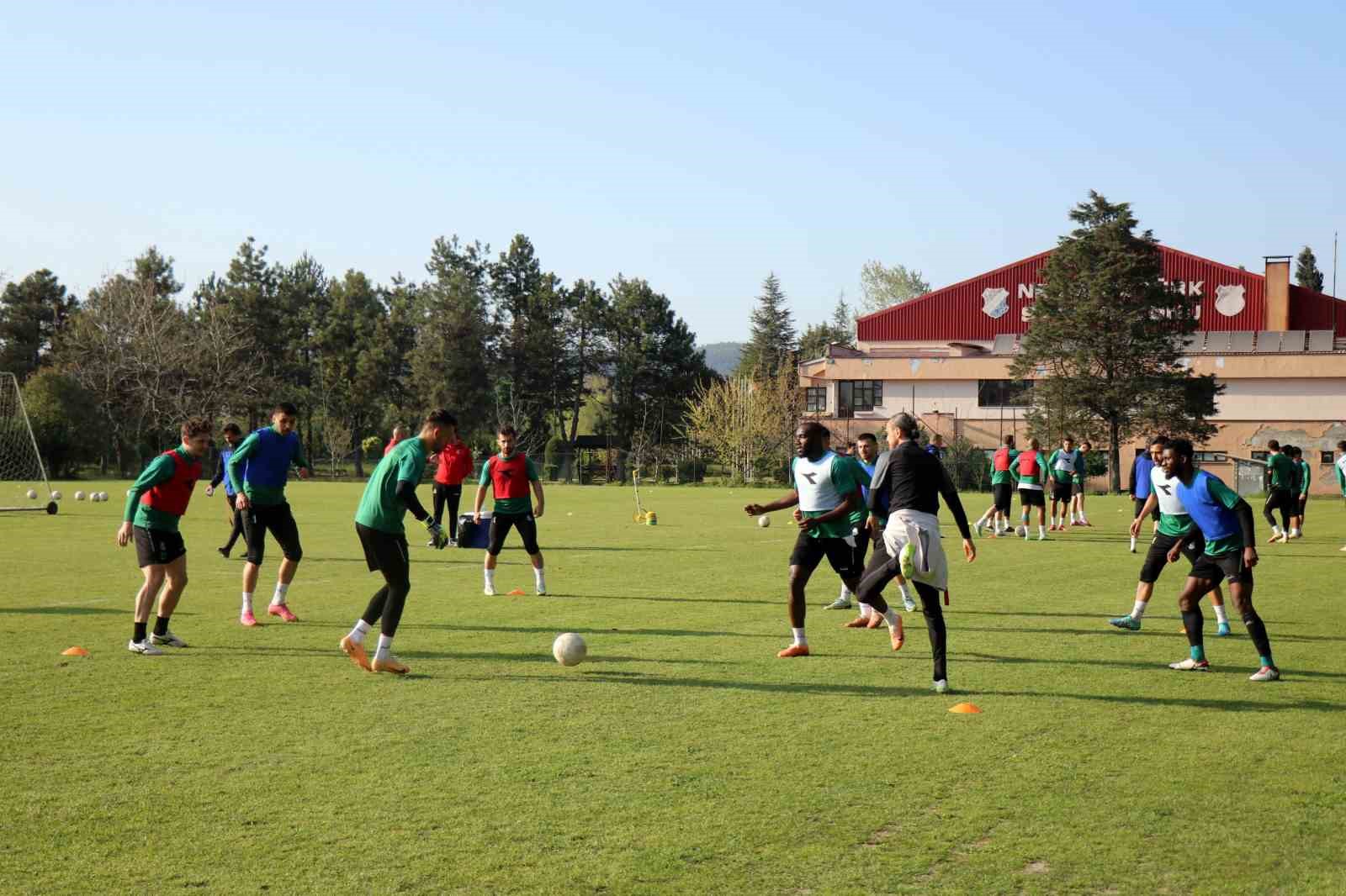 Sakaryaspor, Erzurumspor FK mesaisine devam ediyor
