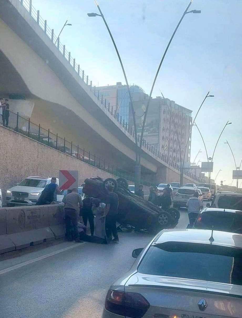 Viyad&uuml;kten d&uuml;şen otomobilde 2 kişi yaralandı
