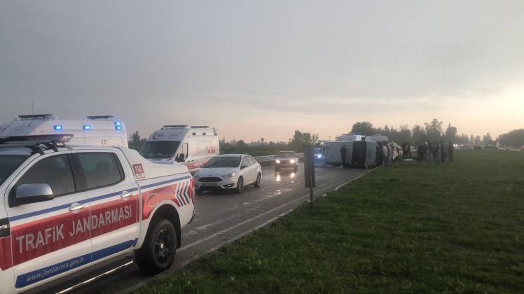 Yolcu minibüsü devrildi: 5 kişi yaralandı