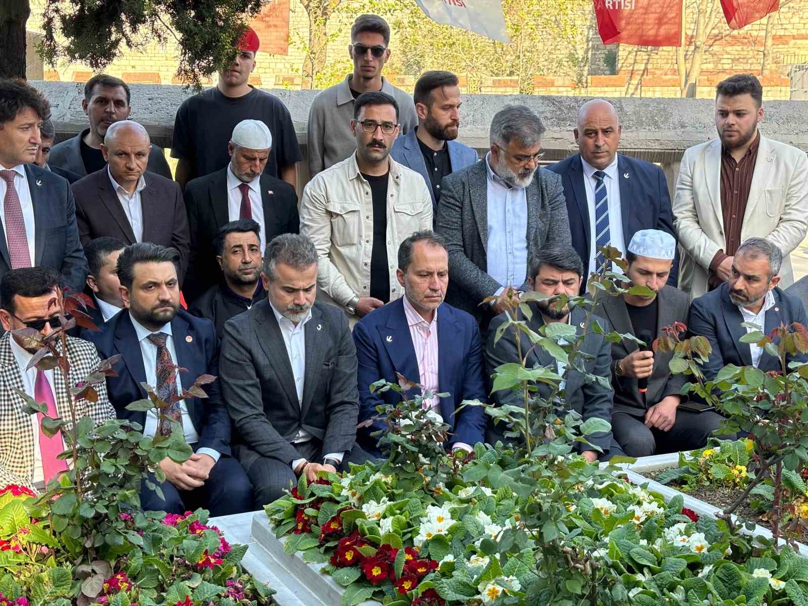 Yeniden Refah Partisi Genel Başkanı Fatih Erbakan, Prof. Dr. Necmettin Erbakan’ın kabrini ziyaret etti 