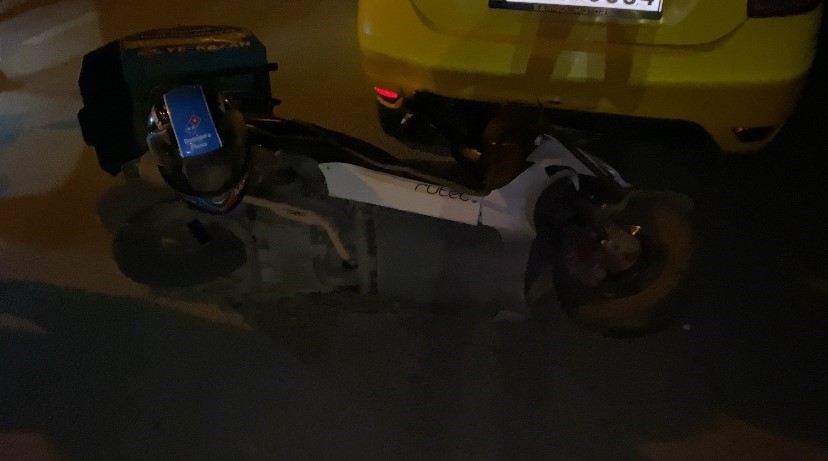 Motosiklet ticari taksi ile &ccedil;arpıştı: 1 yaralı
