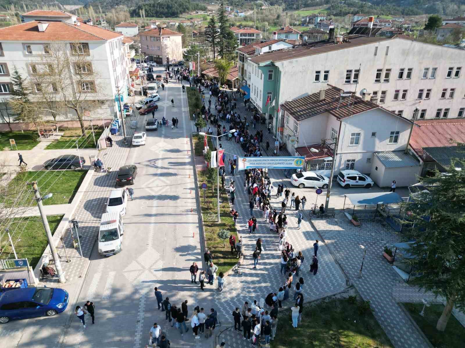 Şeker dağıtma geleneklerini bu bayram da s&uuml;rd&uuml;rd&uuml;ler
