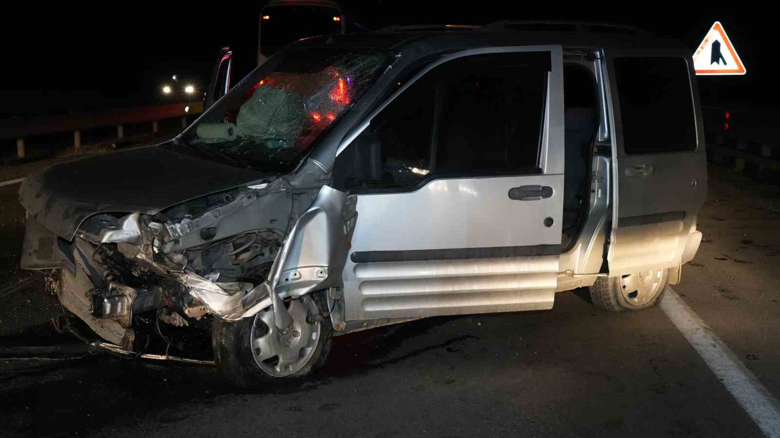 Kaza yapan ara&ccedil;takilere yardım etmek isterken canından oldu
