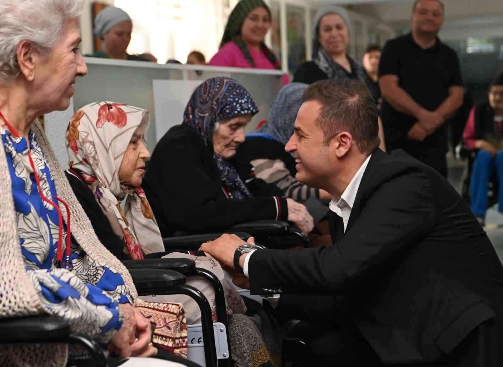 Başkan Ahmet Akın, bayram ziyaretlerini sürdürüyor