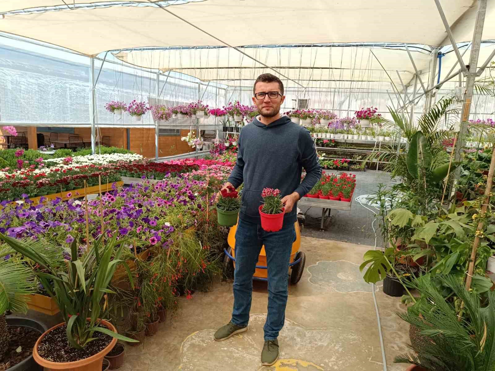 Otizimli &ccedil;ocuklar 200 farklı t&uuml;rde &ccedil;i&ccedil;ek yetiştiriyor
