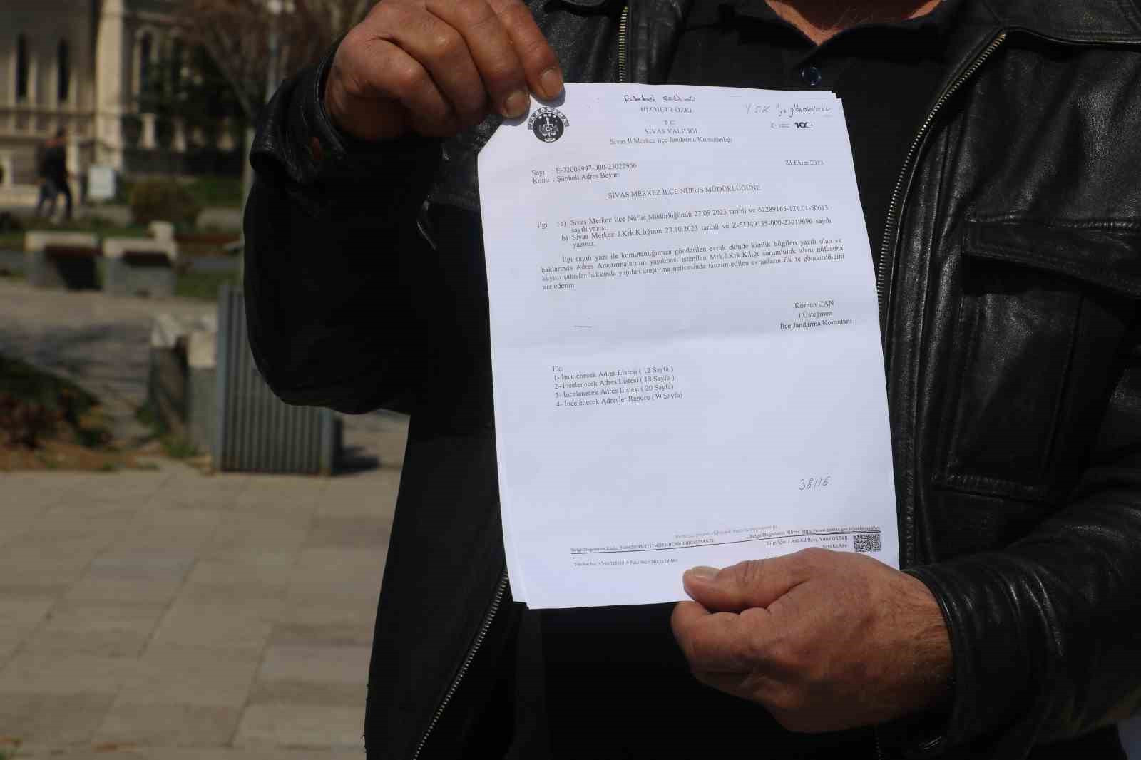 Resmiyette, tanımadığı 6 kişi ile aynı evde yaşıyor 