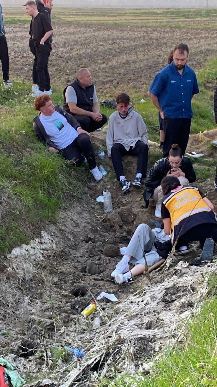 Yoldan &ccedil;ıkan otomobil takla attı: 2 si ağır, 5 yaralı
