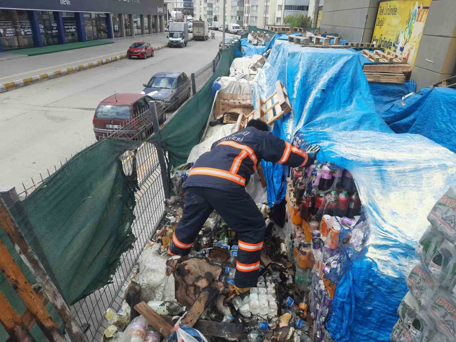 Market deposunda çıkan yangın itfaiye ekipleri tarafından söndürüldü