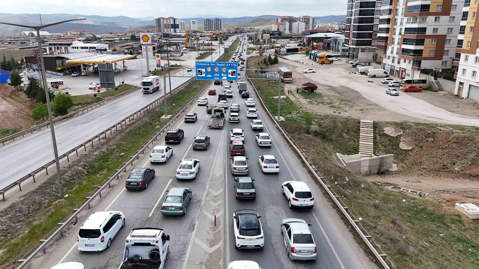 Akın akın geri d&ouml;n&uuml;yorlar: 43 ilin ge&ccedil;iş g&uuml;zergahı trafik yoğunluğu
