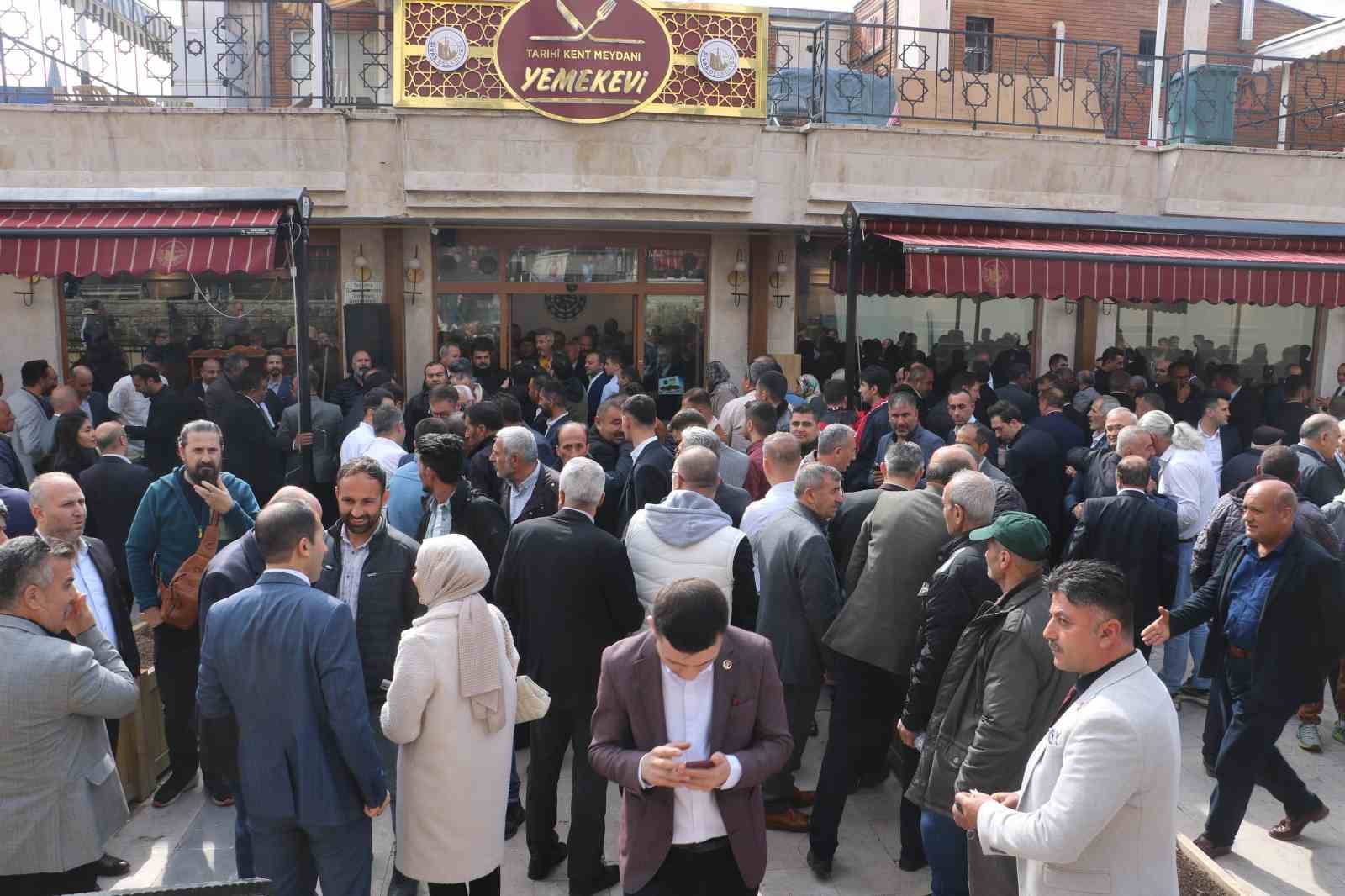 İlk bayramlaşmasına binlerce kişi akın etti, saatlerce ayakta kaldı
