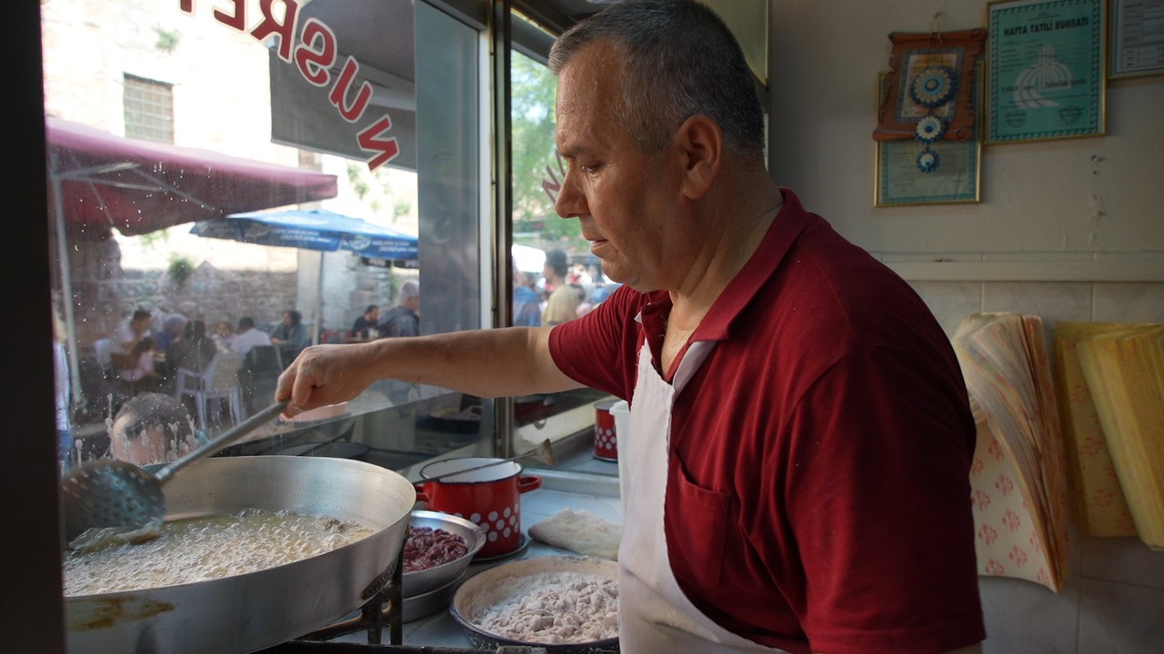 Edirne&rsquo;de metrelerce uzayan tava ciğer kuyruğu havadan g&ouml;r&uuml;nt&uuml;lendi
