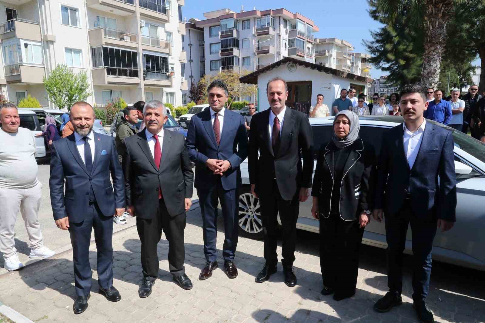 Aliağa Belediye Başkanı Serkan Acar mazbatasını aldı
