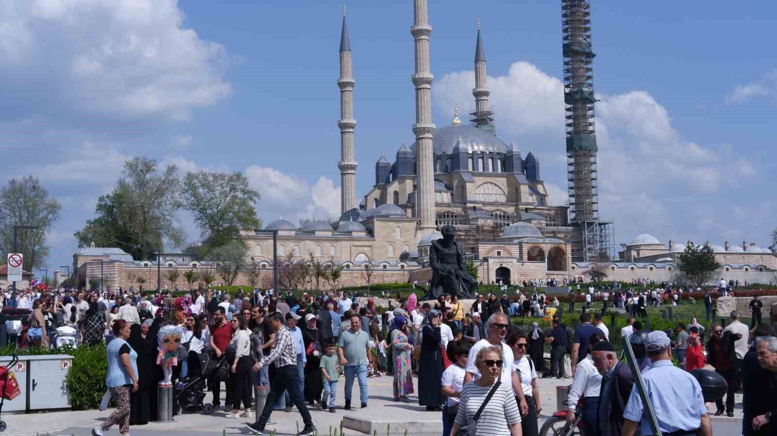 Edirne&rsquo;ye turist akını: Adım atacak yer kalmadı
