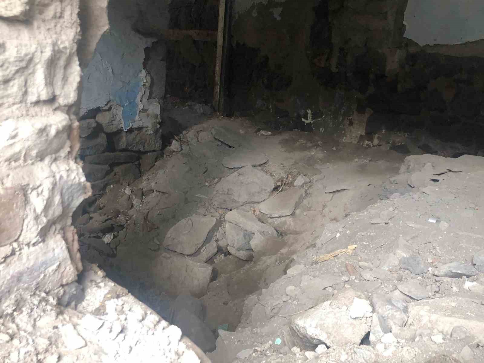 Kars&rsquo;ta tarihi paşa konağı yıkılıyor
