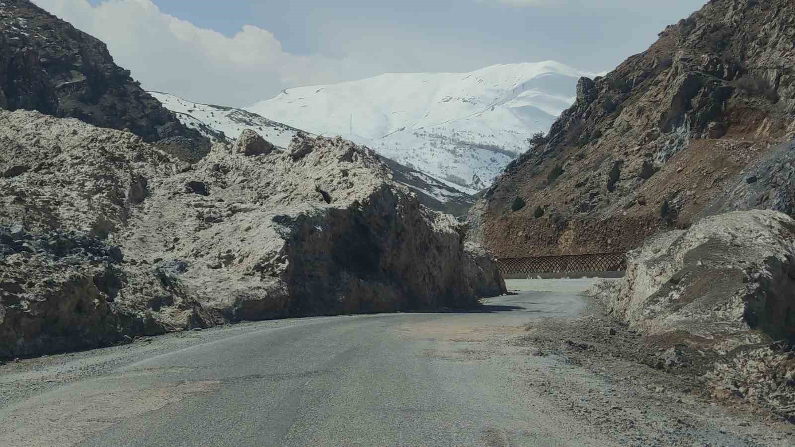 Van-Bah&ccedil;esaray karayolu 113 g&uuml;nd&uuml;r kapalı
