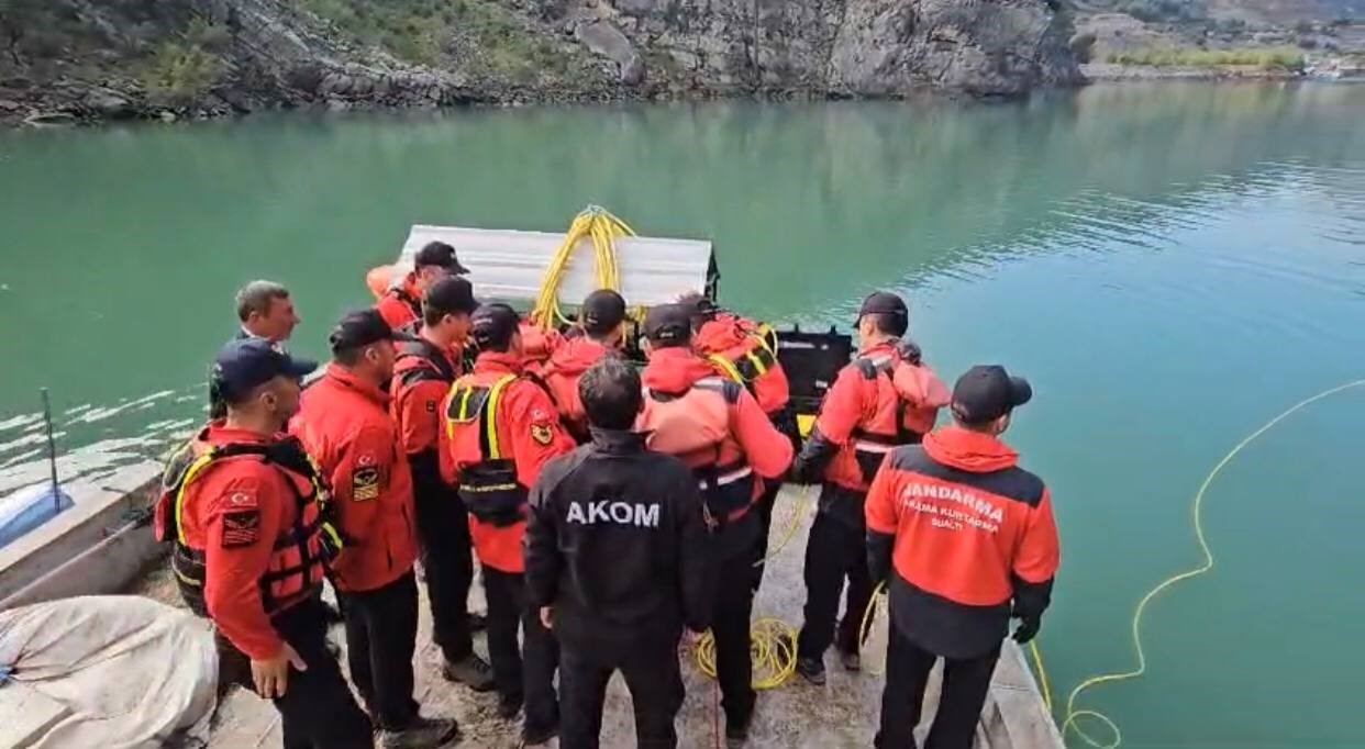 Kozan’da kayıp genci jandarma su altı robotu ile arıyor