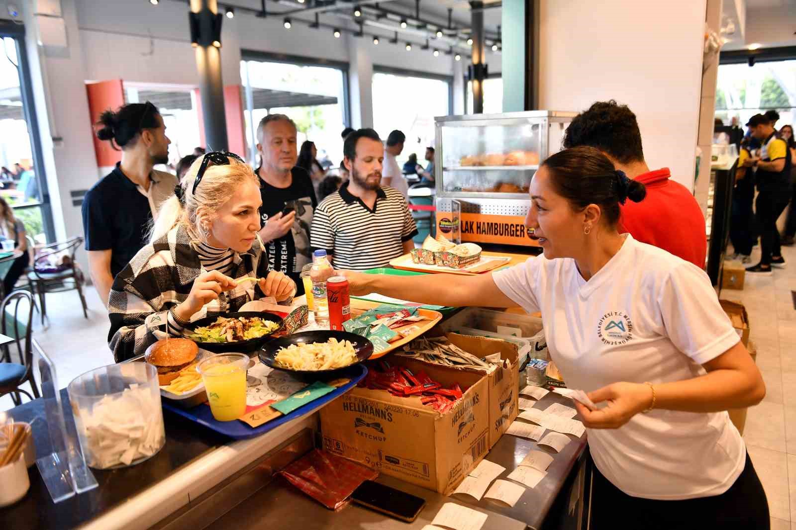Mersin B&uuml;y&uuml;kşehir Belediyesi kafeleri, bayramda g&uuml;nl&uuml;k 7 bine yakın ziyaret&ccedil;i ağırladı
