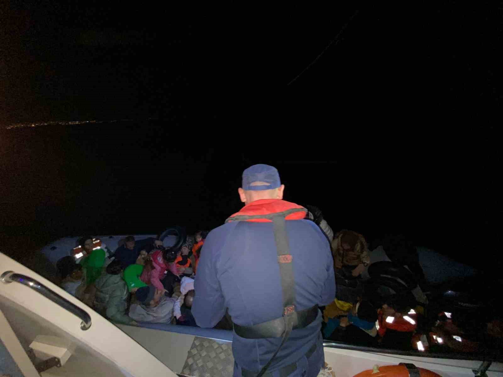 İzmir açıklarında 102 düzensiz göçmen yakalandı
