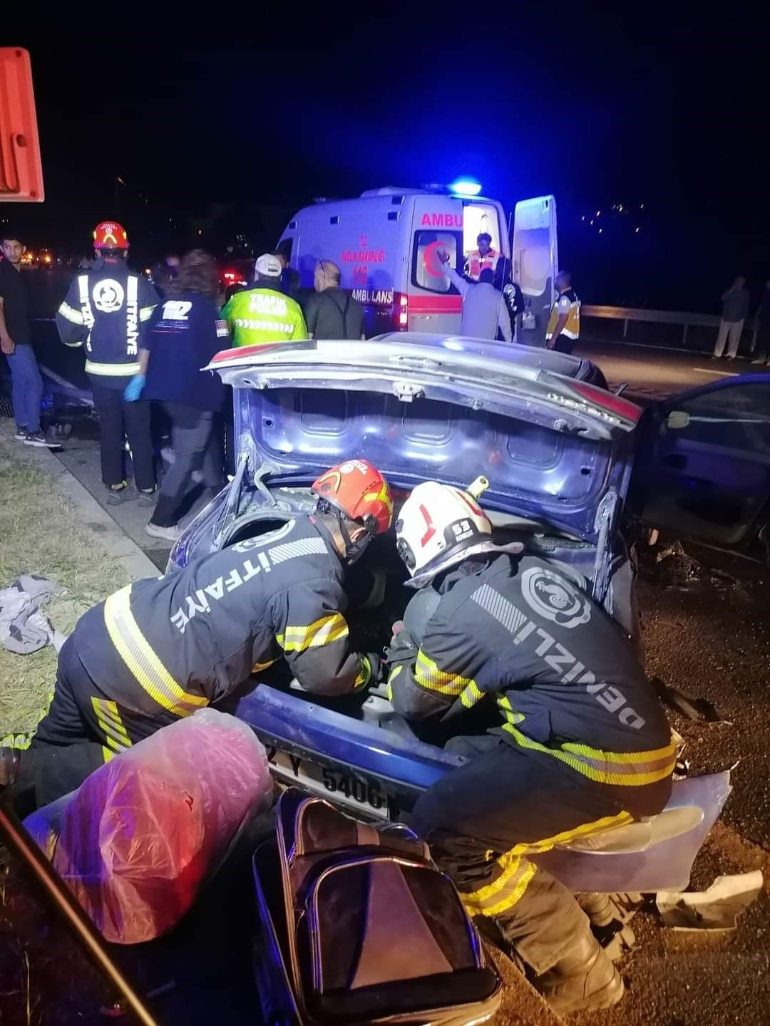 Ref&uuml;je aşan tır otomobile &ccedil;arptı: 1&rsquo;i ağır 6 yaralı
