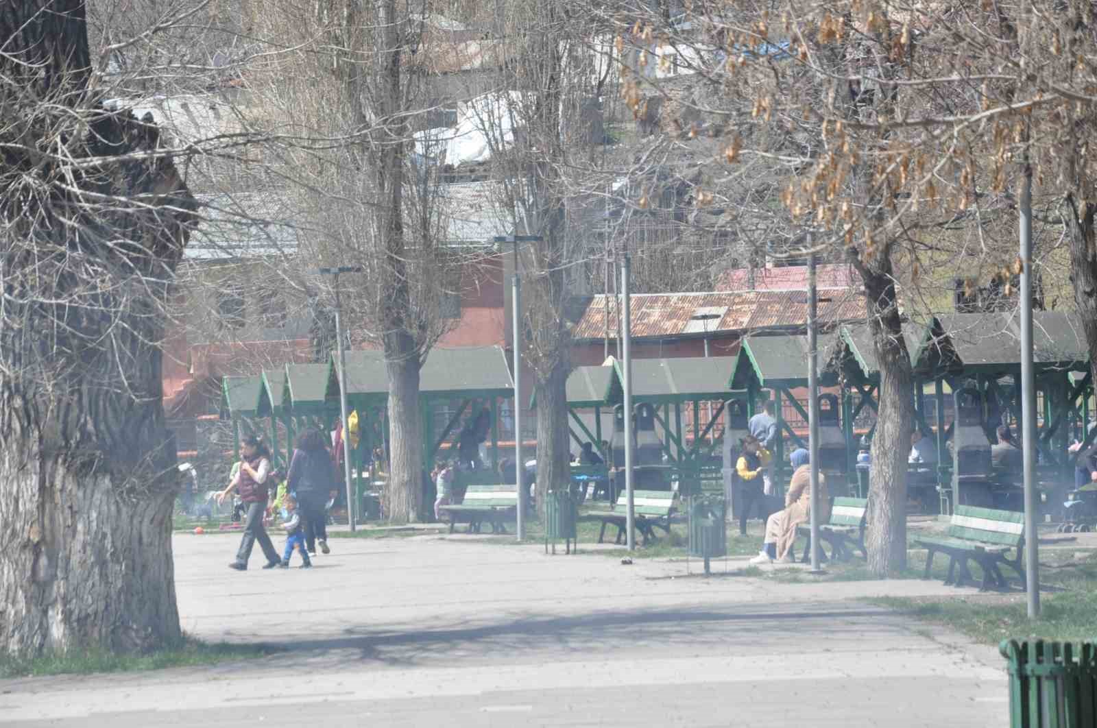 Kars&rsquo;ta mesire alanları doldu
