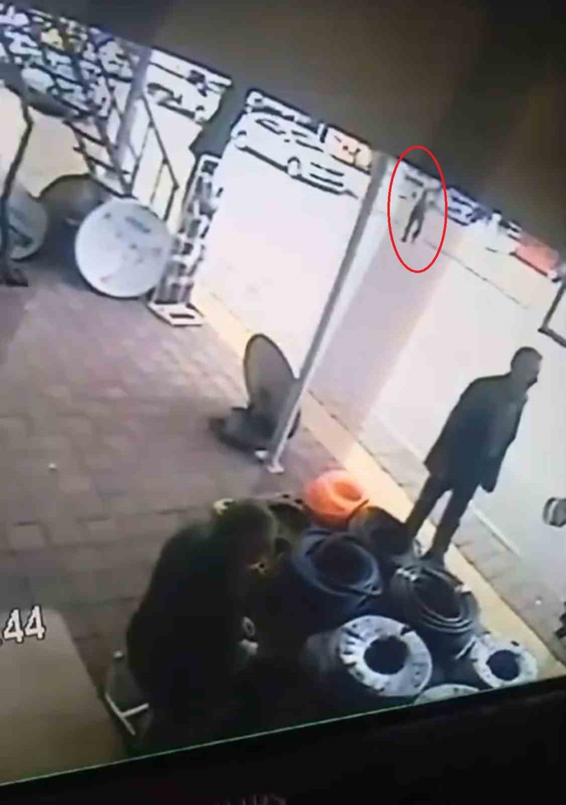 Diyarbakır&rsquo;da otomobilin yayaya &ccedil;arptığı kaza g&uuml;venlik kamerasında
