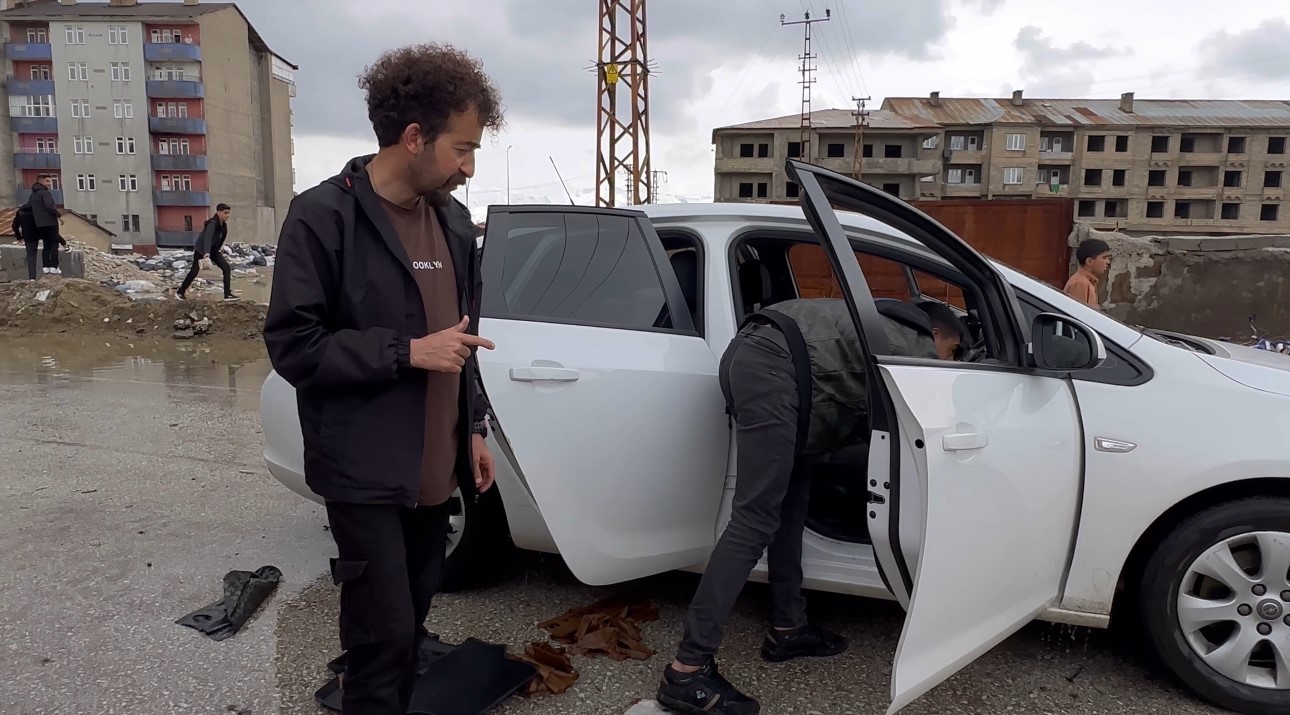Su baskınında mahsur kalan ara&ccedil; vatandaşlar tarafından kurtarıldı
