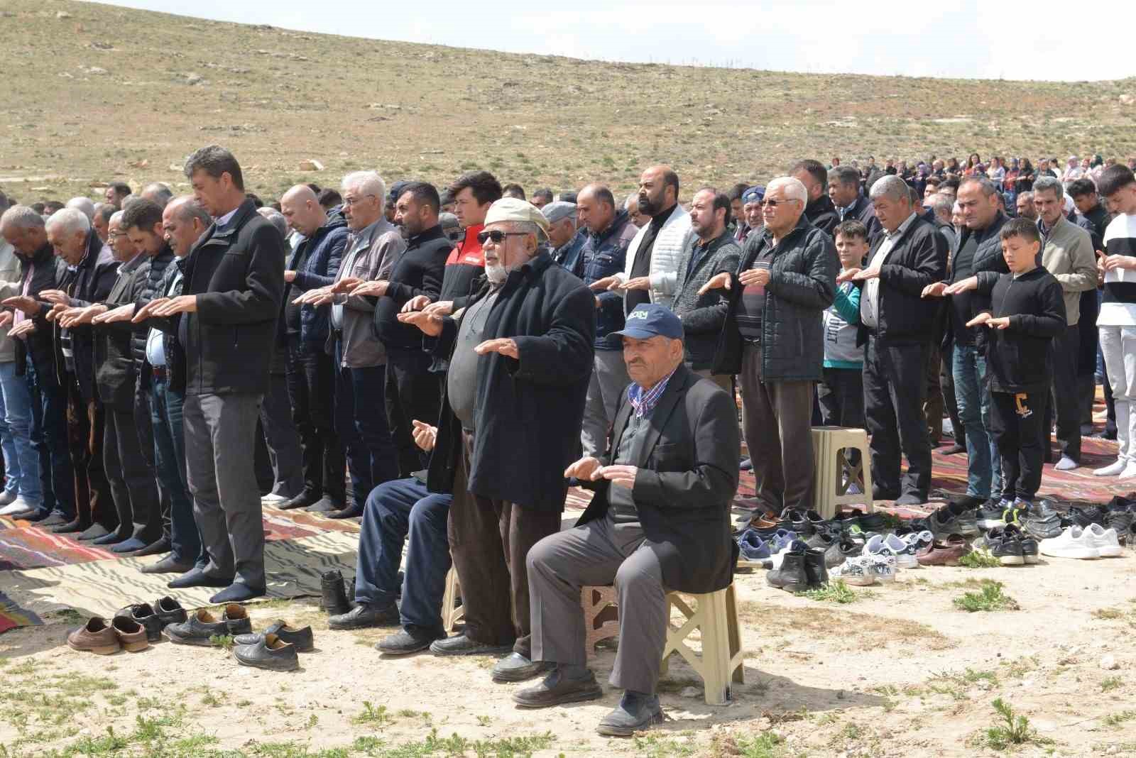 Karaman’da çiftçiler yağmur duasına çıktı
