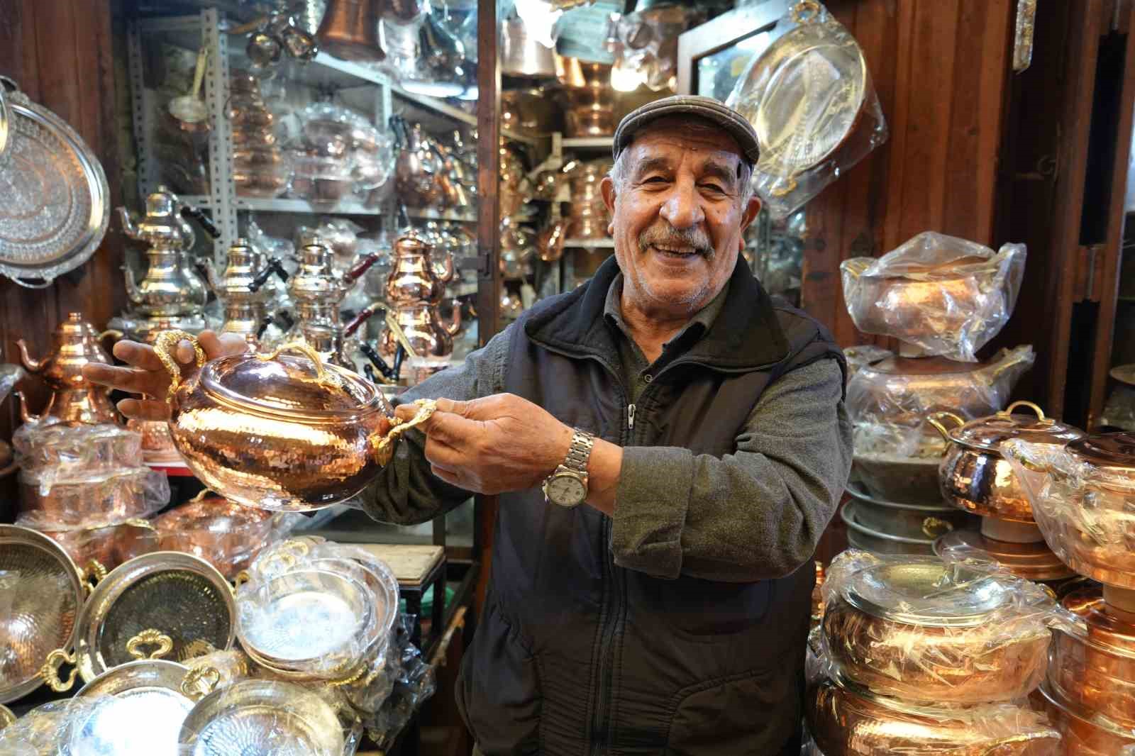 Gaziantep&rsquo;in Bakırcılar &Ccedil;arşısı&rsquo;nda bayram ve tatil yoğunluğu
