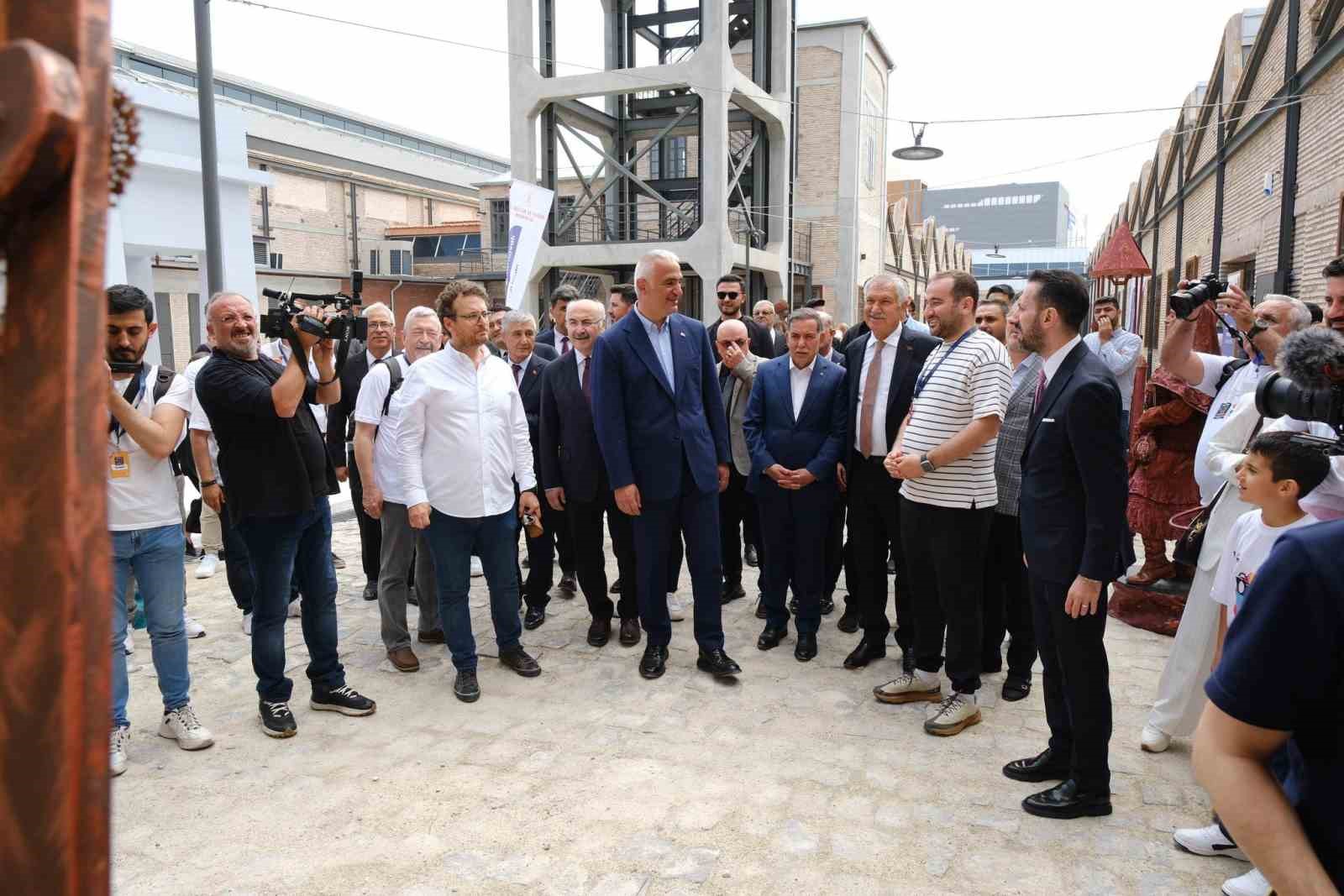 Bakan Ersoy, Adana’da açılan sergileri gezdi