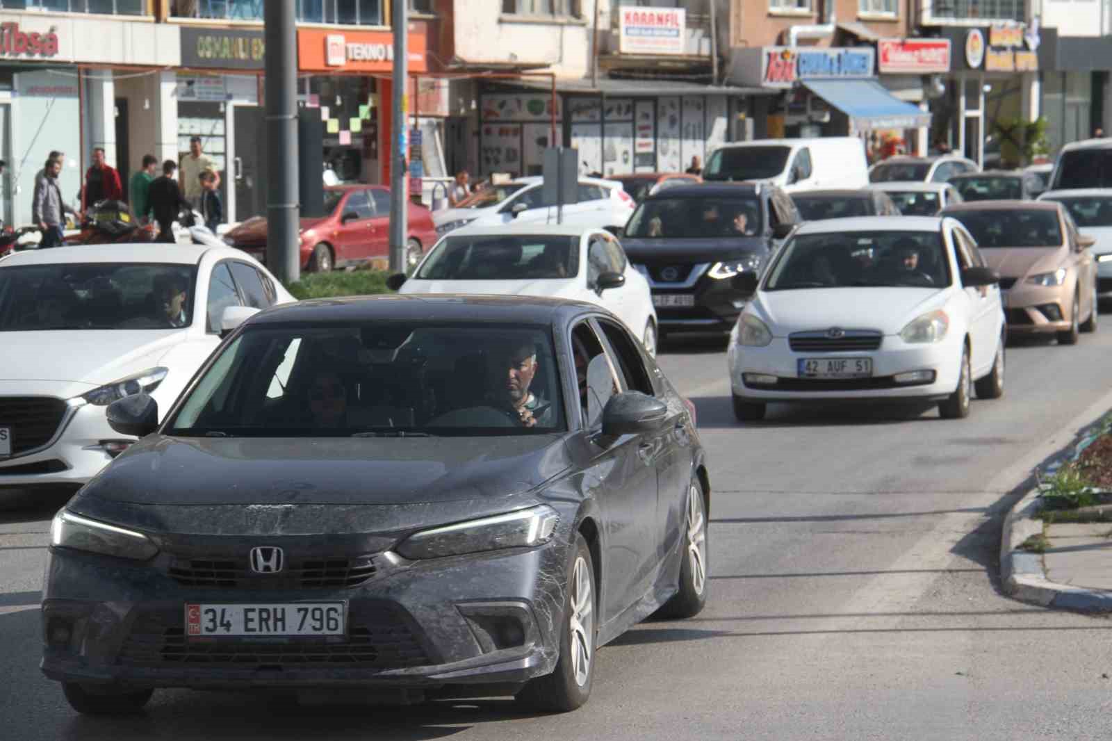 Yeni Konya-Antalya karayolunda bayram dönüşü trafiği yoğunluğu
