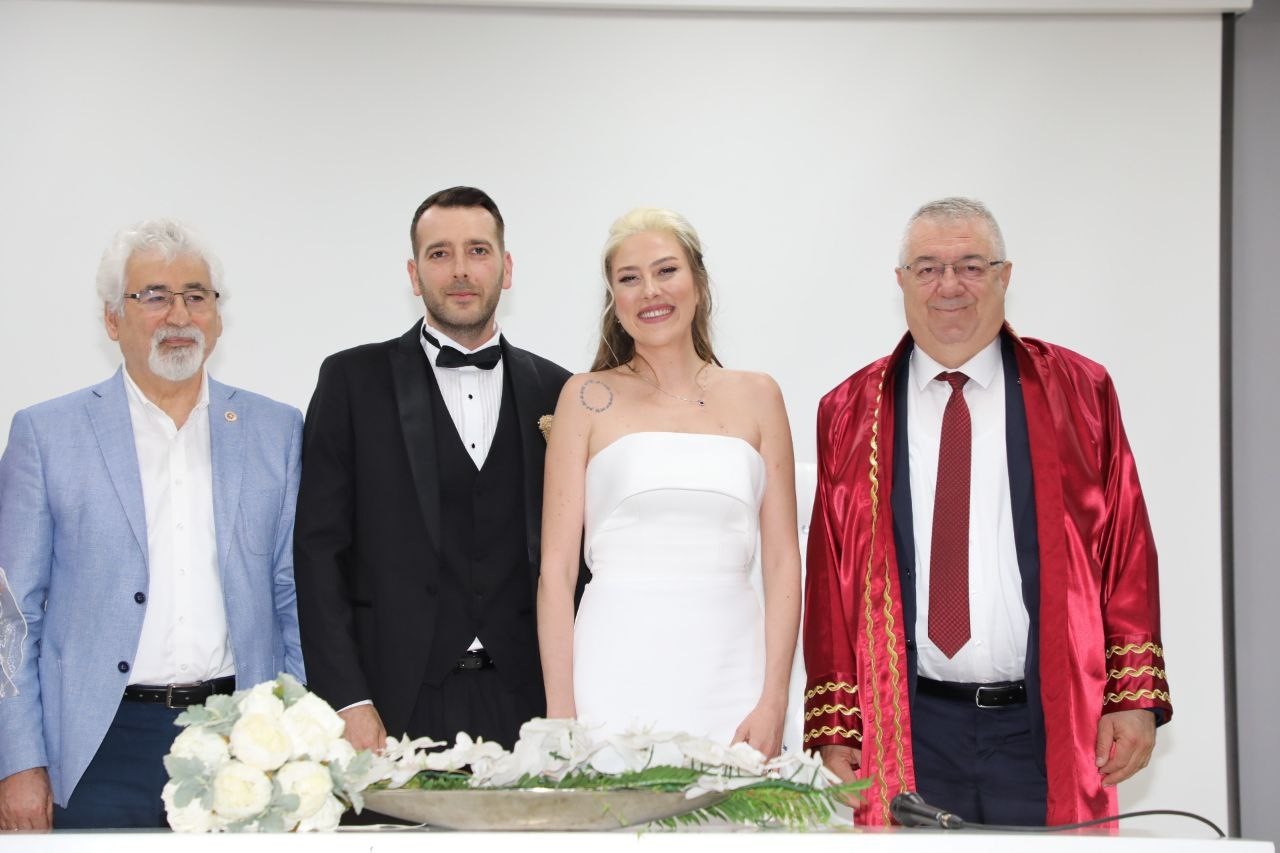 Edremit Belediye Başkanı Mehmet Ertaş, ilk nikahı kıydı
