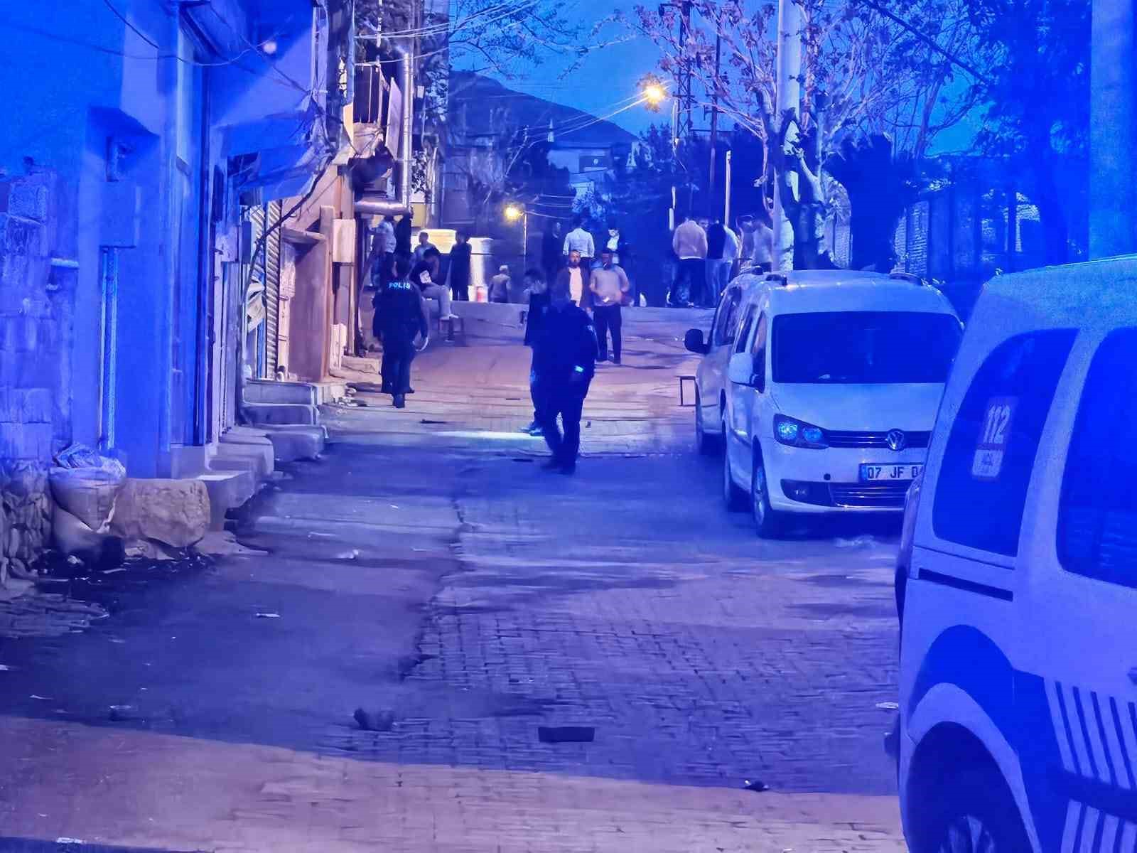 Diyarbakır&rsquo;da &ccedil;ocukların kavgasına aileler karıştı: 1 &ouml;l&uuml;, 7 yaralı 