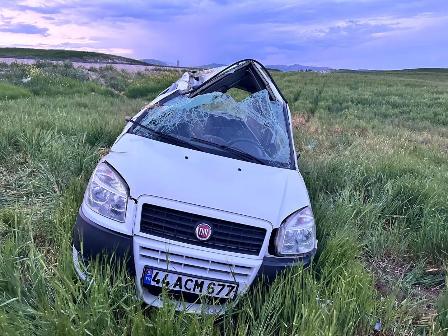 Hafif ticari ara&ccedil; şarampole yuvarlandı: 1 &ouml;l&uuml;, 8 yaralı
