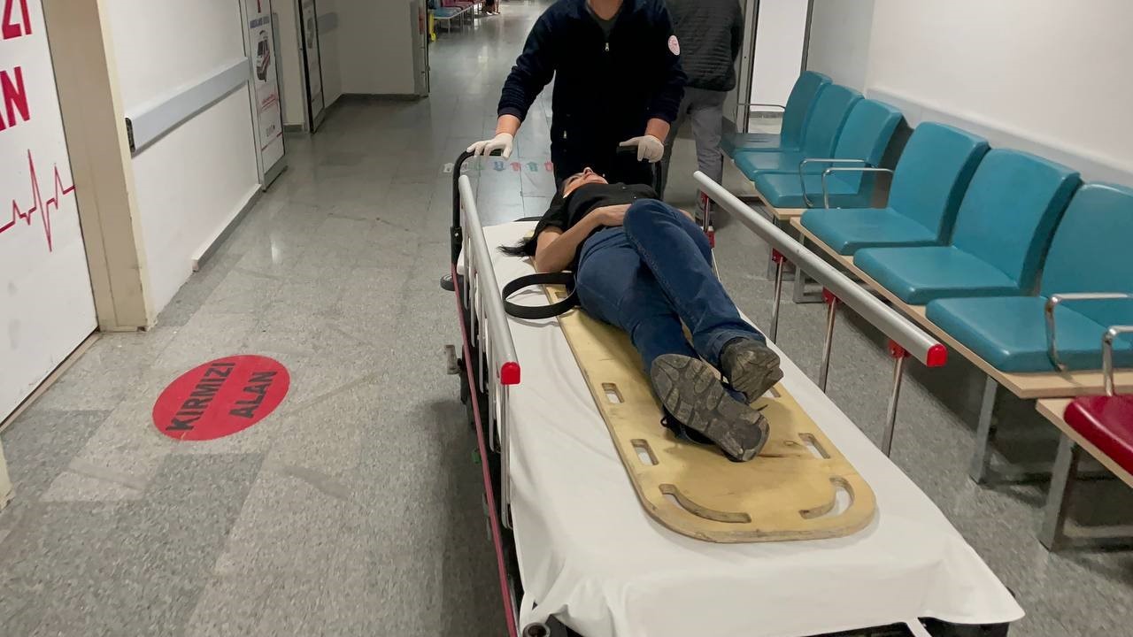 Otomobil şarampole devrildi: 2&rsquo;si &ccedil;ocuk 4 kişi yaralandı
