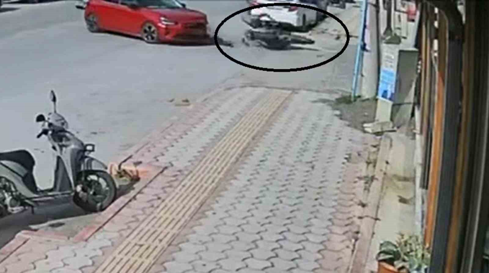 Otomobille çarpışan motosiklet sürücüsünün uçtuğu anlar kamerada
