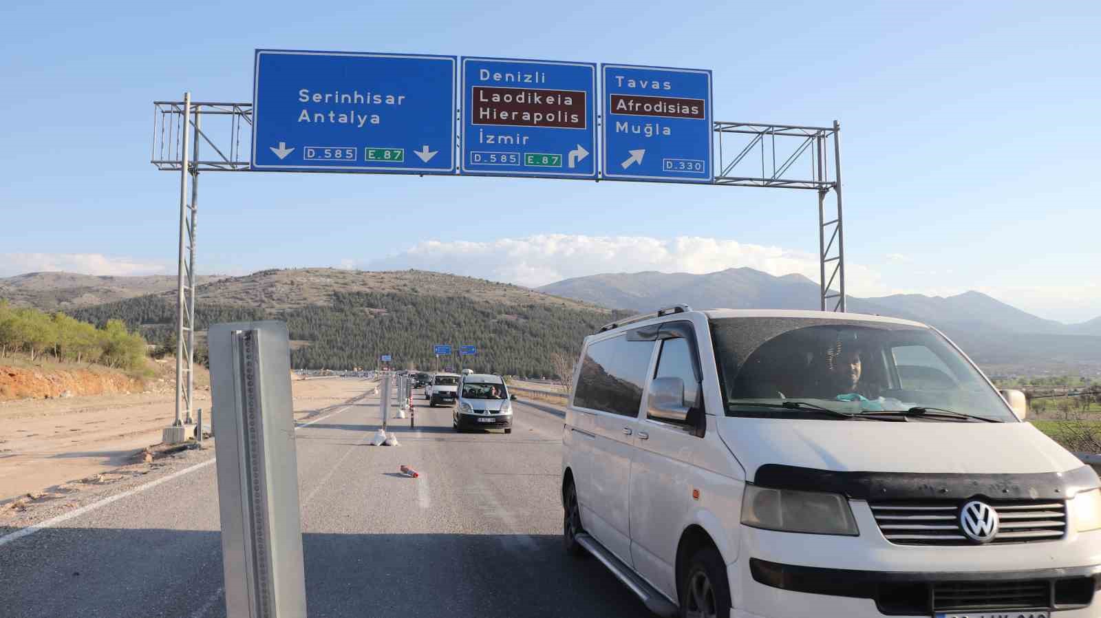Tatilinin son günü trafik kilitlendi