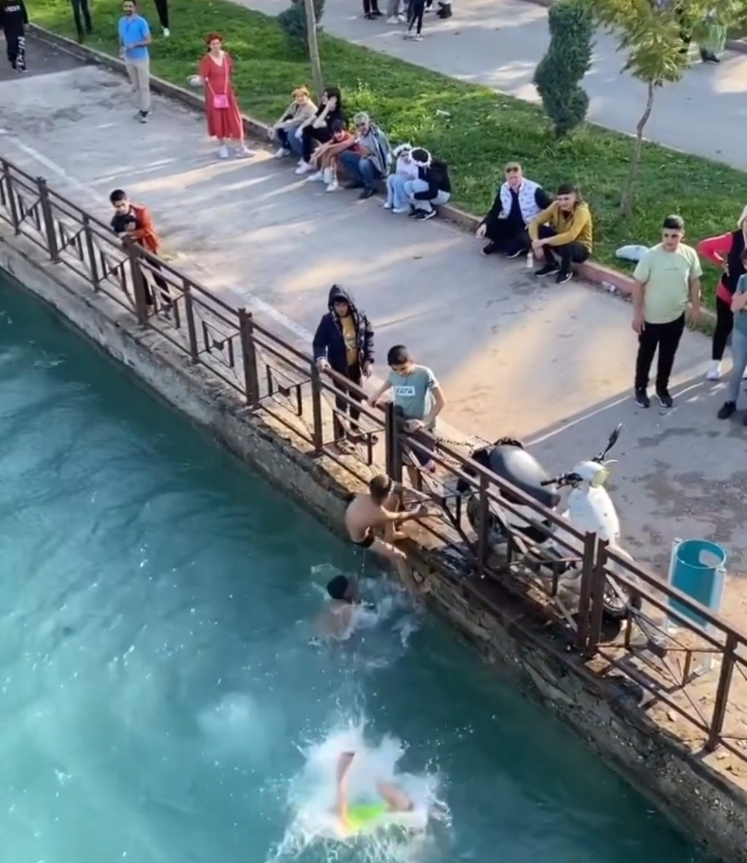 Havalar ısındı &ccedil;ocukların tehlikeli atlayışı başladı
